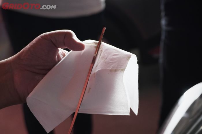 Baru Tahu, Begini Cara Membaca Dipstick Oli Mobil yang Benar!