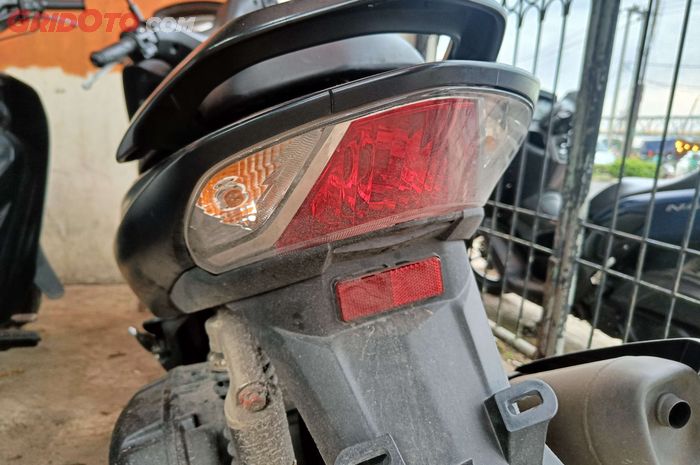 Yamaha, Cara Mudah Ganti Bohlam Lampu Rem Yamaha Lexi 125 Tanpa Perlu ke Bengkel