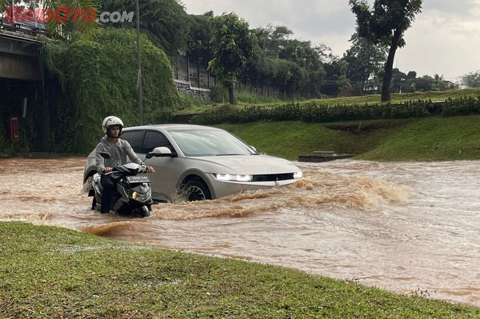 Nekat Terobos Banjir, Tiga Komponen di Mobil Ini Terancam Berkarat