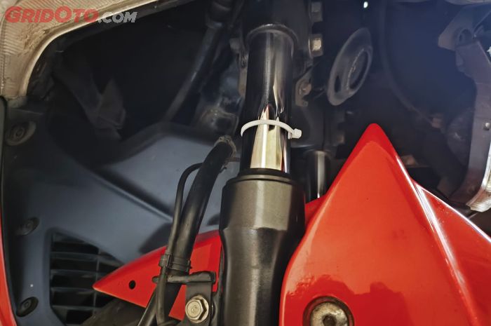 Ini Alasan Banyak Sokbreker Depan Motor Balap Dipasangi Kabel Ties