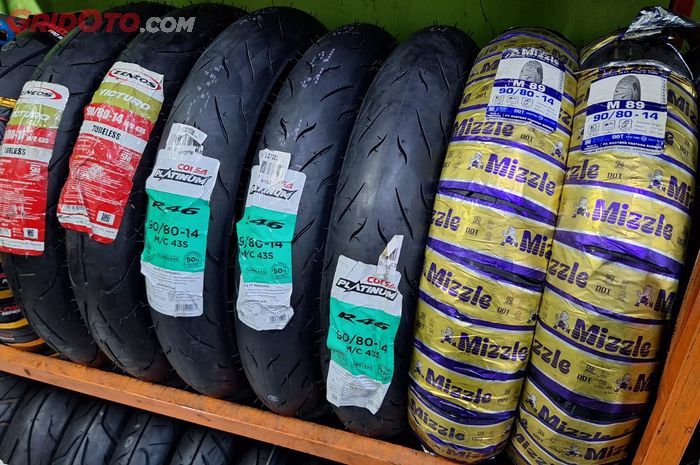 Perlu Tahu, Hindari Beli Ban Motor yang Ditata Model Begini di Toko