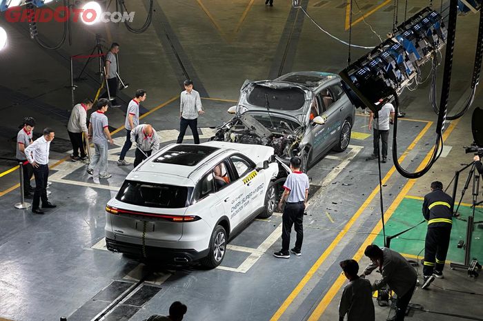 Dua Mobil Chery Ditabrakanin di Depan Ratusan Orang, Hasilnya Gini