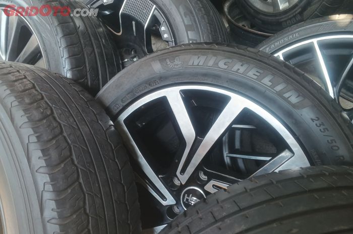 Wajib Tahu, Ini Bahaya Batu Kerikil Dibiarkan Menempel di Tapak Ban Mobil