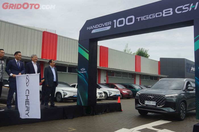 Spesial, CEO Chery Serahkan 100 Unit Tiggo 8 CSH ke Konsumen Indonesia