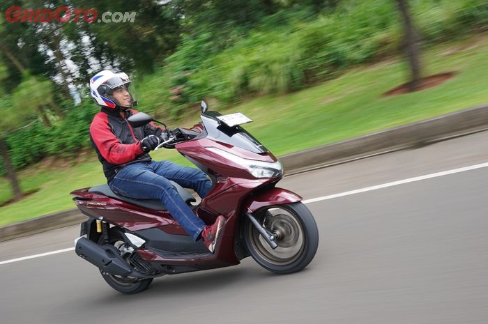 Honda PCX 160 RoadSync Sabet Gelar Rookie of The Year di OTOMOTIF Award 2025