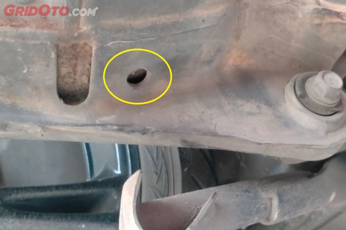 Baru Tahu, Ternyata Ini Fungsi Lubang Kecil Di Bawah Knalpot