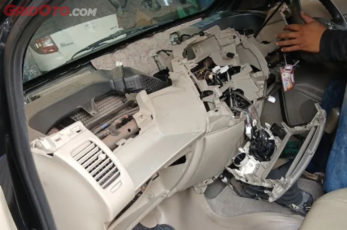 Penyebab AC Mobil Mengeluarkan Bau Tak Sedap Setelah Keluar Kota