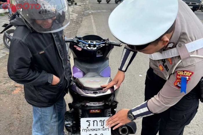 Honda, Dikira Turis Thailand, Pengendara Honda PCX 160 Kena Denda Tilang Setengah Juta Karena Pelat Nomor