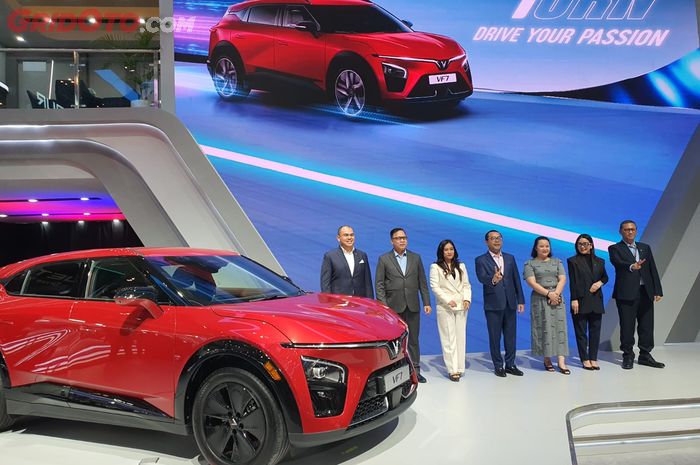 VinFast VF7 Resmi Meluncur di Indonesia, Harga Mulai Rp 400 jutaan!