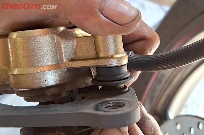 Ini Risiko Karet Boot Kaliper Motor Getas Dibiarkan, Bisa Menyebabkan Masalah Ini