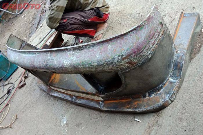 Jangan Dempul Terlalu Tebal Sebelum Mobil Dicat Ulang, Ini Alasannya!