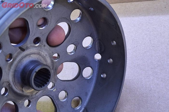 Bukan Sugesti, Ini 3 Manfaat Lubangi Mangkok Kampas Ganda Motor Matic