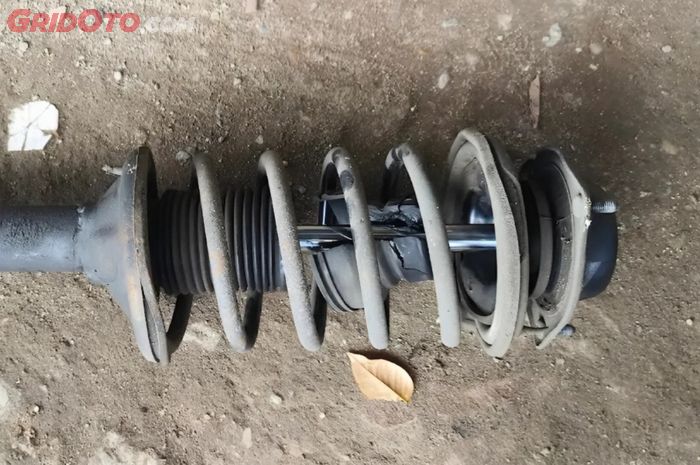 Harus Tahu, Ini Tanda-tanda Shockbreaker Mobil Bocor Ketika Dikendarai