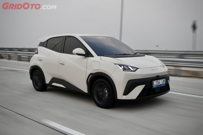 Panjang Gak Sampai 4 Meter, Jok Belakang BYD Atto 1 Tetap Selega Ini