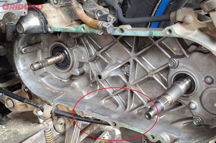 Ini Sebabnya di Bagian Bawah CVT Motor Matic Ada Goresan Warna Hitam