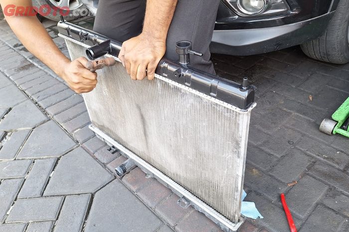 Efek Kerebus Coolant Bertahun-tahun, Ini Penyebab Upper Tank Radiator Bocor