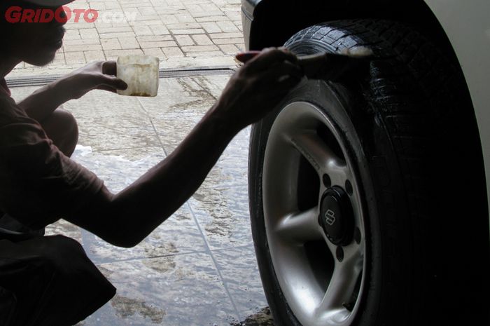 Mesti Waspada, Semir Ban Kayak Gini Bisa Bikin Ban Mobil Retak-Retak