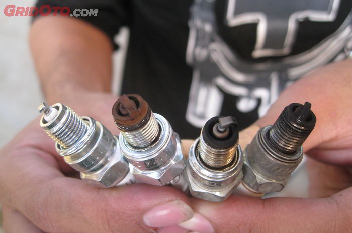 Panik Lihat Kepala Busi Mobil Hitam, Ternyata Ini Sumber Masalnya