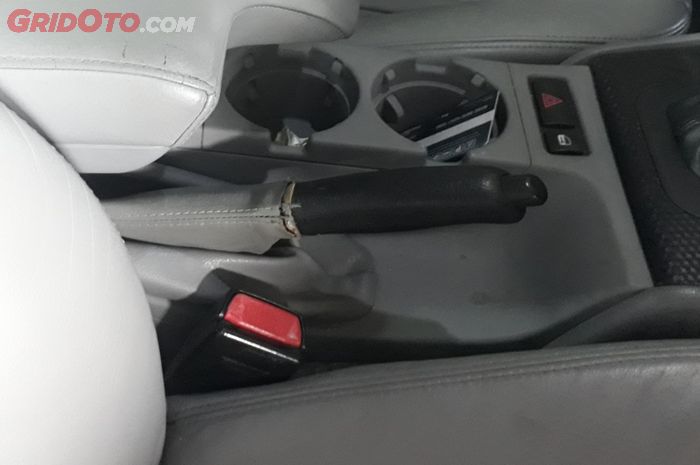 Ini yang Terjadi Kalau Lupa Menurunkan Rem Tangan Saat Mobil Maju