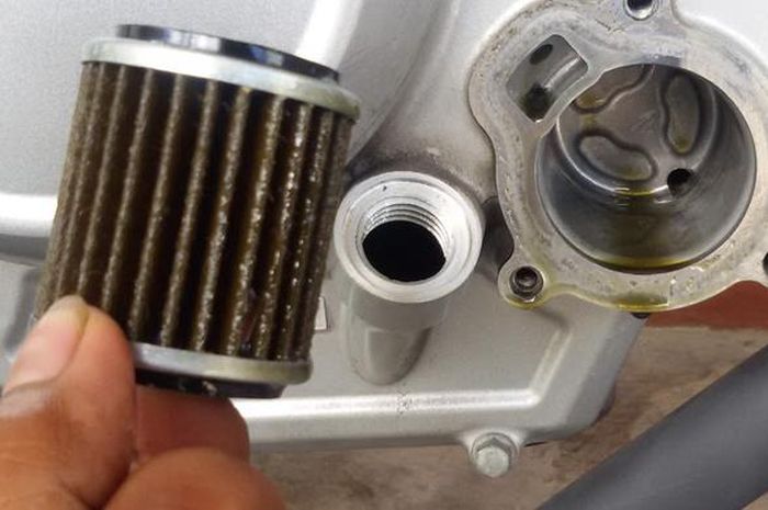 Ini Sebabnya Filter Oli Motor yang Kotor Tidak Disarankan Untuk Dibersihkan
