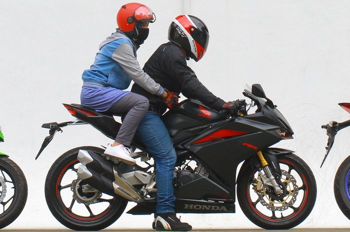 Bukan Rusak, Ini Penyebab Sokbreker Baru Empuk Saat Dipakai Boncengan