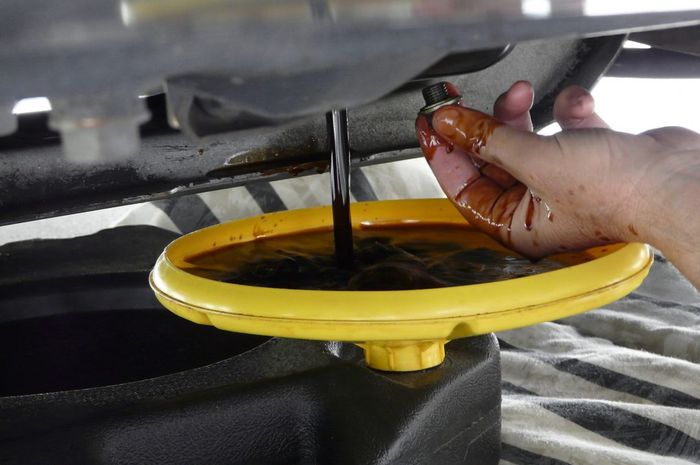 Waspadai Baut Pembuangan Oli Mesin Mobil Selek, Penyebabnya Sepele