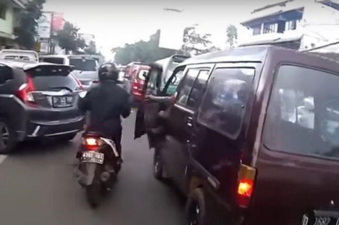 Awas Tertabrak Kendaraan Lain saat Buka Pintu Mobil, Pakar Safety Kasih Wejangan