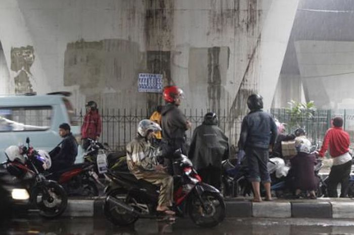Masalah Serius, Berteduh di Bawah Flyover Bisa Bikin Pemotor Ribut Sama Istri di Rumah