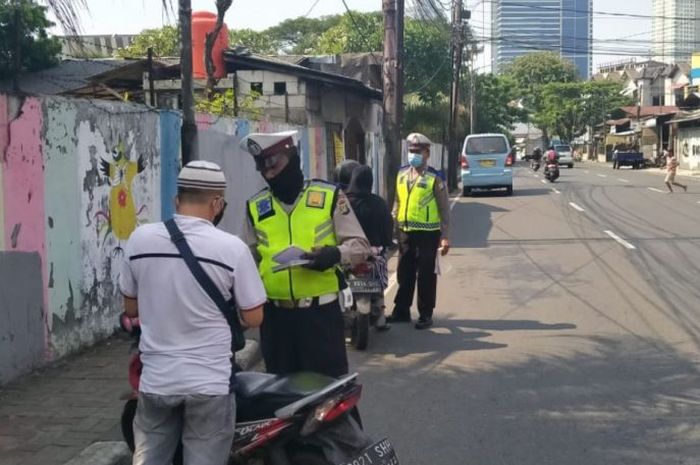 Bawa Fotokopi SIM Atau STNK Saat Razia Polisi di Jalan, Tetap Ditilang?
