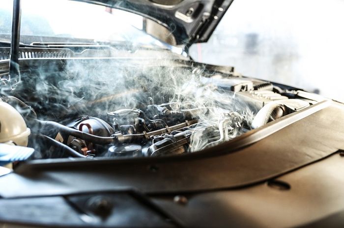 Selain Dari Air Radiator, Ini Tiga Penyebab Mesin Mobil Bekas Overheat