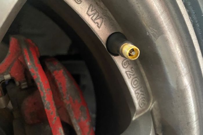 Ternyata Ini Sebabnya Pentil Mobil Wajib Diganti Barengan Ganti Ban