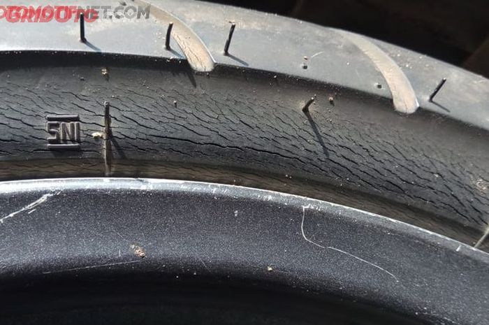 Enggak Hanya Keras, Begini Efeknya Pakai Ban Motor Sudah Kadaluarsa