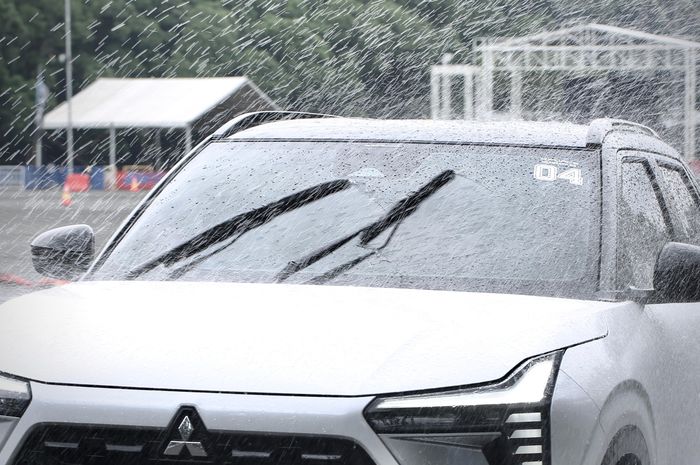 Hati-hati Kaca Mobil Buram Saat Hujan Deras, Treatment Ini Wajib Dilakukan