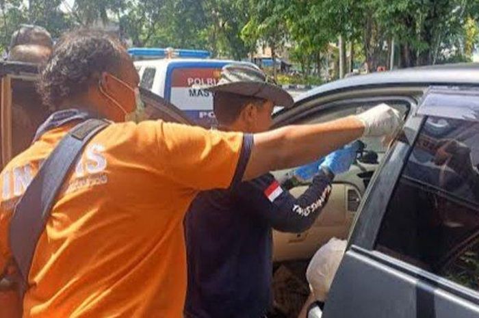 Misteri Innova Parkir di Pinggir Jalan Surabaya Terkuak, Warga Kaget Saat Kaca Diketok