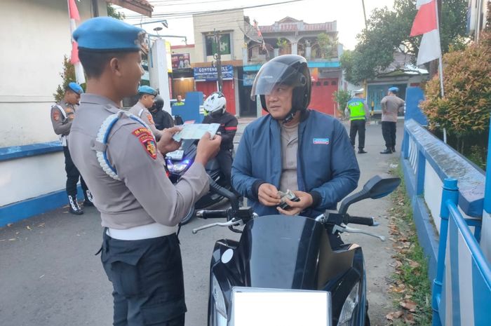 Bisakah Pakai Fotokopi STNK dan SIM Saat Ada Pemeriksaan di Jalan? Ini Jawabannya