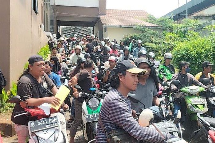 Kantor Samsat Depok Dikepung Pemilik Mobil dan Motor, Macet Berjam-jam Karena Cari Ini