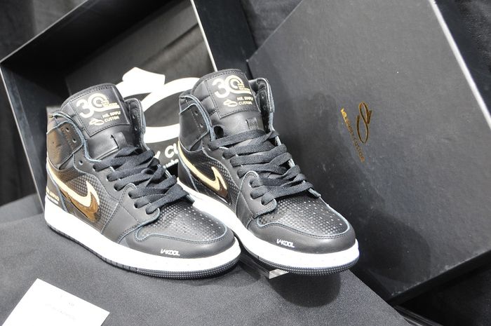 Inilah Sepatu Custom Edisi Khusus Kolaborasi V-Kool dan Mr. Simply, Cara Dapetin Begini