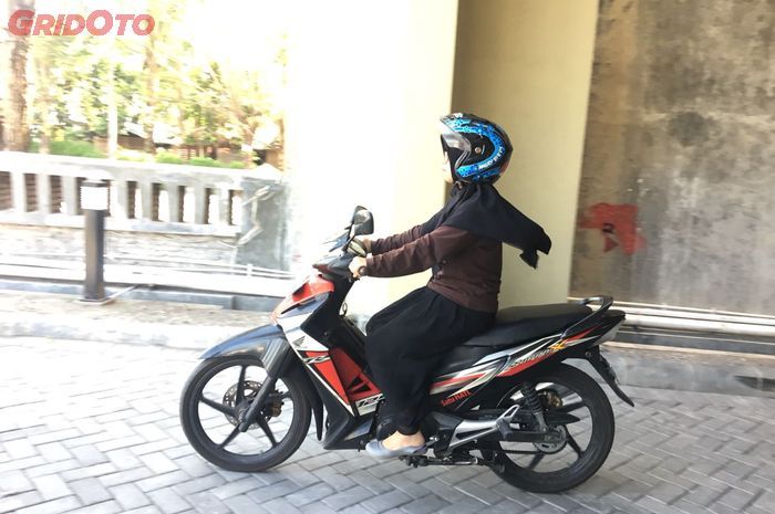 Kasih Tahu Pacar dan Istri Kalian, Ini Sederet Bahaya Pakai Rok Ketat Saat Kendarai Motor