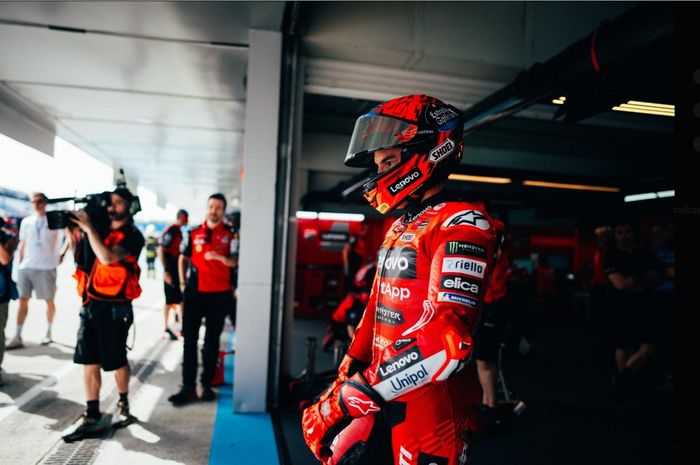 Marc Marquez, Marquez, MotoGP, Kayak Lewis Hamilton, Begini Momen Unik Marc Marquez Salah Parkir Motor di MotoGP Spanyol 2025