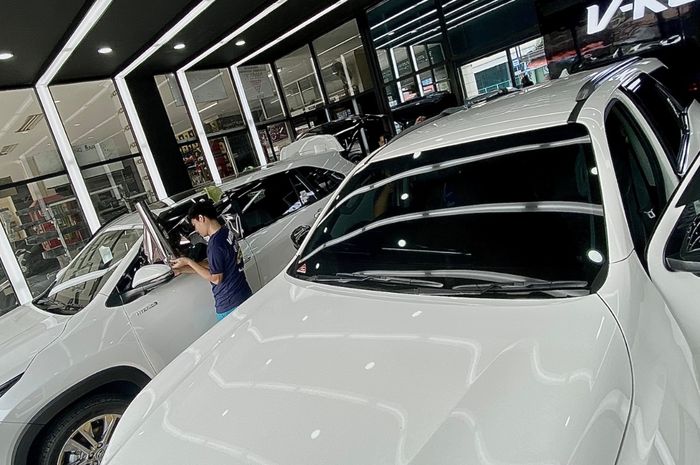 Jangan Salah Kaprah Kaca Film Gelap Bukan Berarti Adem, Spek Kayak Gini yang Bikin Sejuk