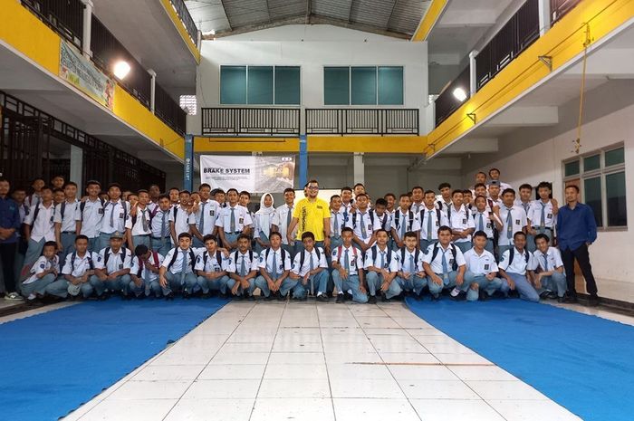 Produsen Chemical Ajarkan Teknologi Otomotif Ke Pelajar, Intip Keseruannya