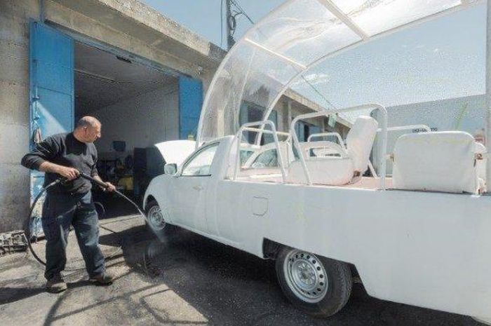 Kebaikan di Akhir Hayat, Mobil Paus Fransiskus Dirombak Jadi Klinik Keliling di Gaza