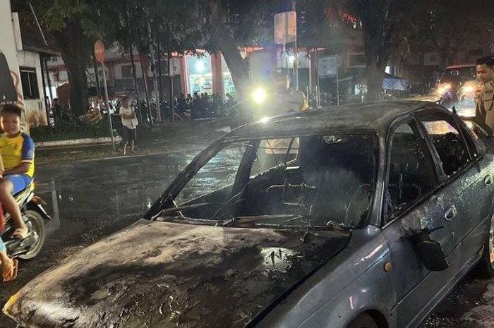 Corolla Nyelonong Sendiri Jumat Malam, Bermula Sopir Cium Bau Ini di Lampu Merah