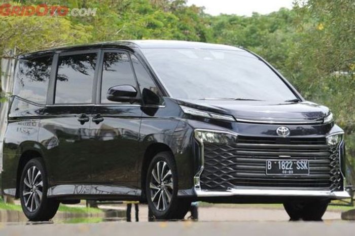 Pilihan Mobil Keluarga Premium, Segini Harga Toyota Voxy per Mei 2025