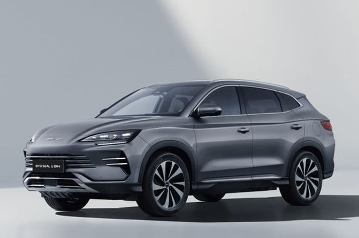 BYD, Belum Sepenuhnya Siap Beralih ke EV, BYD Kini Fokus Produksi Mobil Plug-In Hybrid