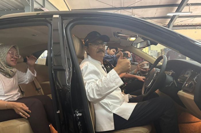 Dibayar Sultan Sidoarjo Rp 2,5 Miliar, Gus Ipul Jajal Duduk di Dalam Rolls-Royce Ghost