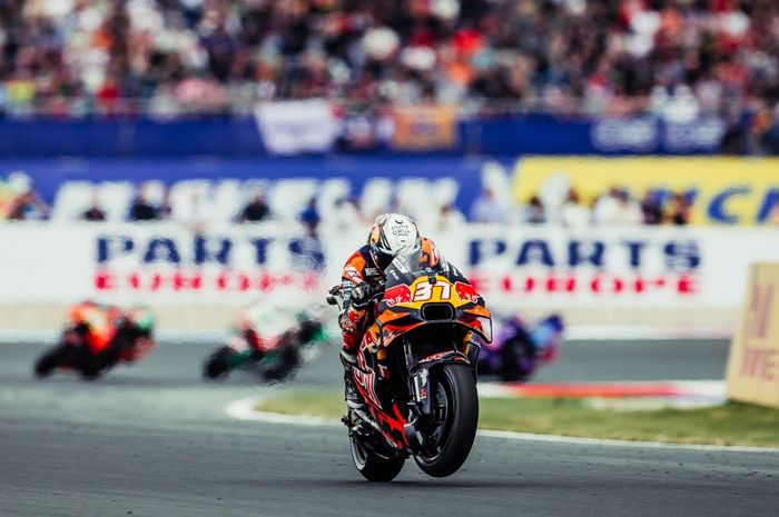 MotoGP, Gara-gara Makhluk Kecil, Pedro Acosta Dilarikan ke Rumah Sakit Usai Finis MotoGP Belanda 2025