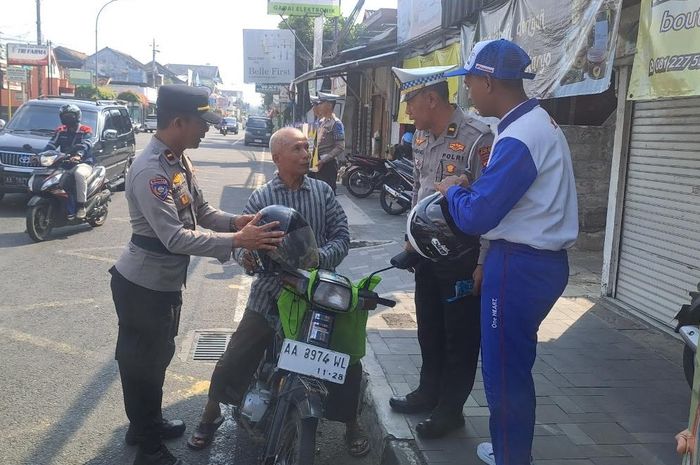 Gandeng Polres Kulon Progo Astra Motor Yogyakarta Bagikan Helm Gratis di Operasi Patuh Progo 2025