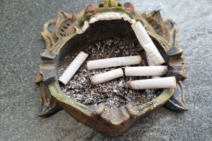 Perokok Senyum, Ternyata Puntung Rokok Bermanfaat Buat Aspal Jalan Lebih Kuat