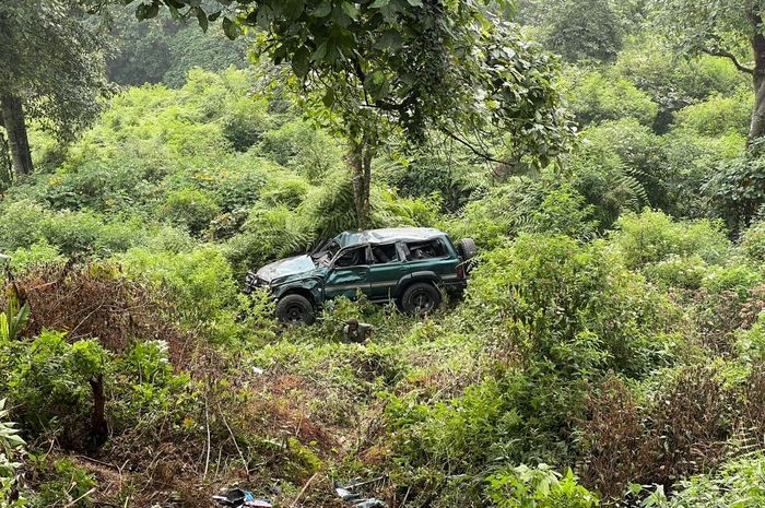 Toyota, Toyota Land Cruiser, Barang Hobi Hancur Lebur, Toyota Land Cruiser VX80 Koprol Hebat di Jurang Jalur Bromo